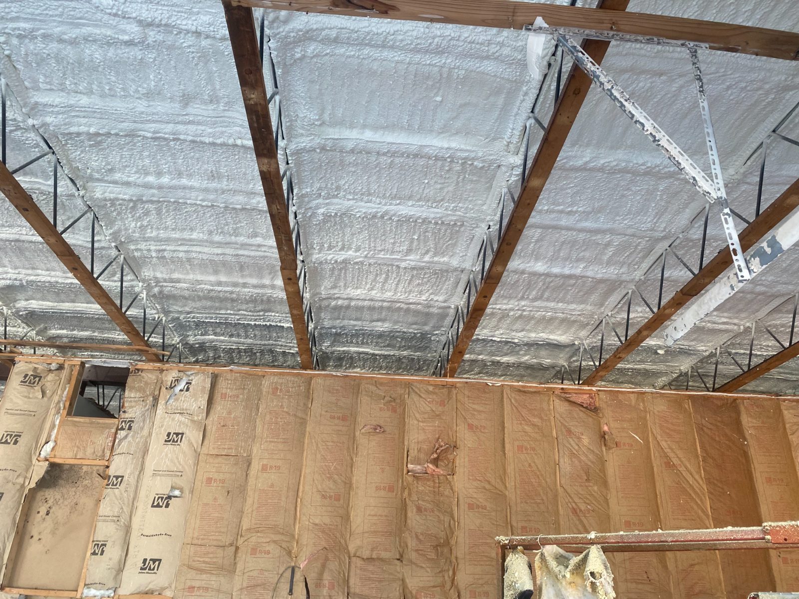 Open-cell spray foam roof deck with R-19 fiberglass batt walls in metal building — Mississippi